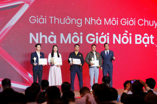 Đại diện Đức Hưng Group nhận giải thưởng (ngoài cùng tay trái)